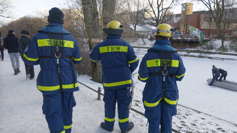 Drei Personen vom Technischen Hilfswerk THW