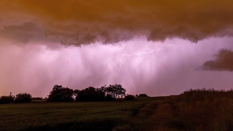 Ein Gewitter mit Blitzen am Himmel