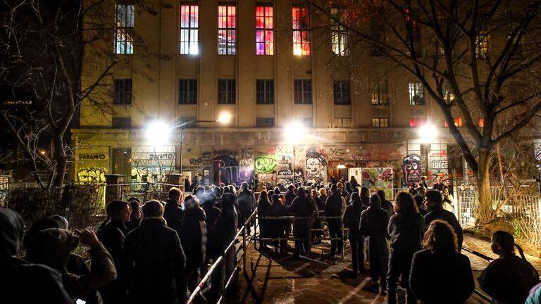 Meinschenschlange vor dem Berghain Club in Berlin