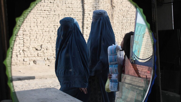 Zwei Frauen in Kabul, die Burka tragen