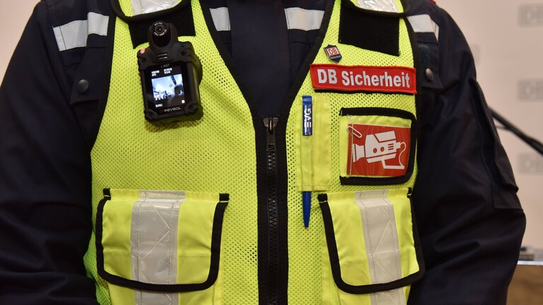 Mitarbeiter der DB Sicherheit mit Bodycam für DB Sicherheit.