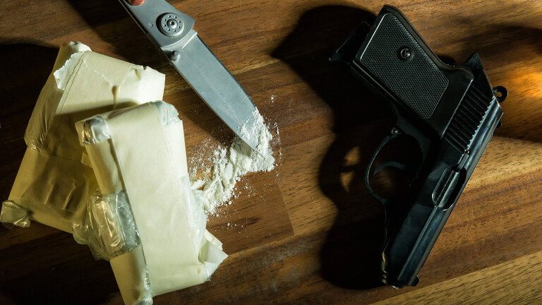 Ein Beutel mit weißem Pulver, ein Messer und eine Pistole