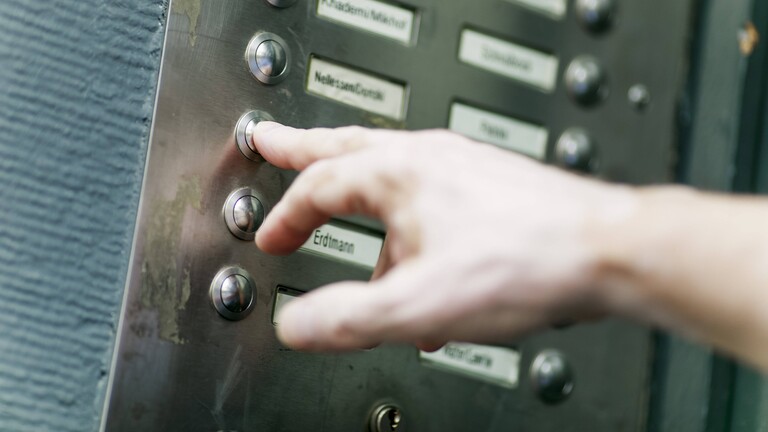 Ein Finger klingelt beim Haustuerwahlkampf an einer Klingel