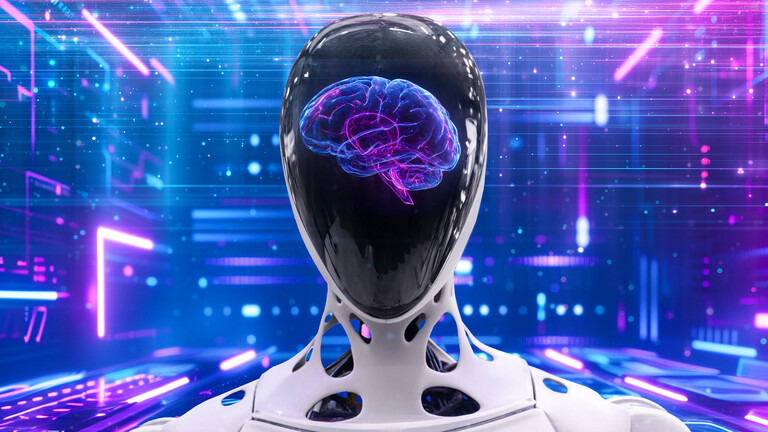 Ein futuristischer Roboter mit visualisiertem Gehirn symbolisiert die Verschmelzung von menschlicher Intelligenz und künstlicher Technologie