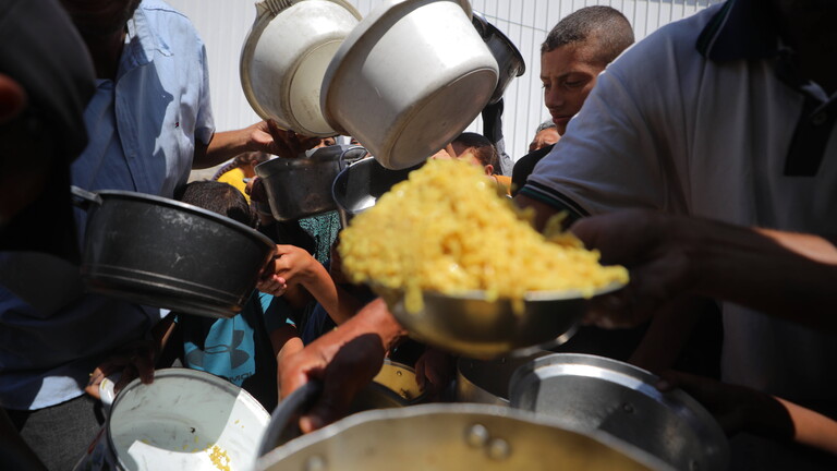 Menschen an der Essenausgabe in Gaza