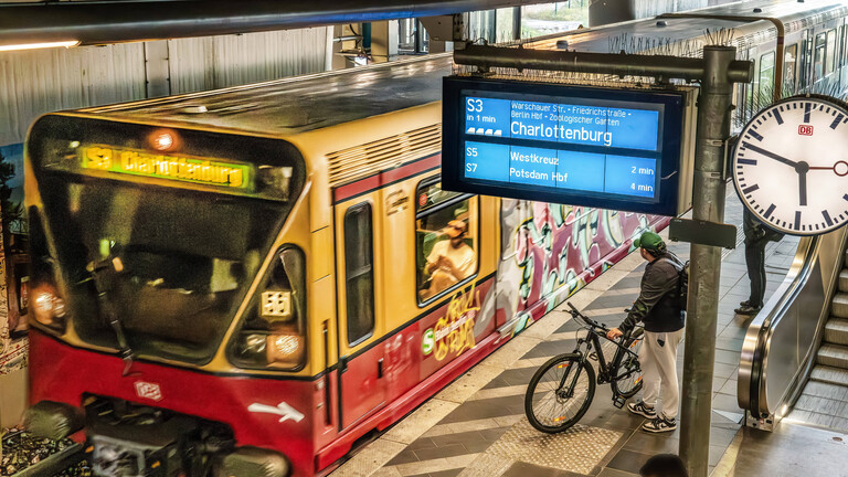 Berliner S-Bahn Zug der Linie S3 Richtung Charlottenburg am Ostkreuz, Berlin, Oktober 2025