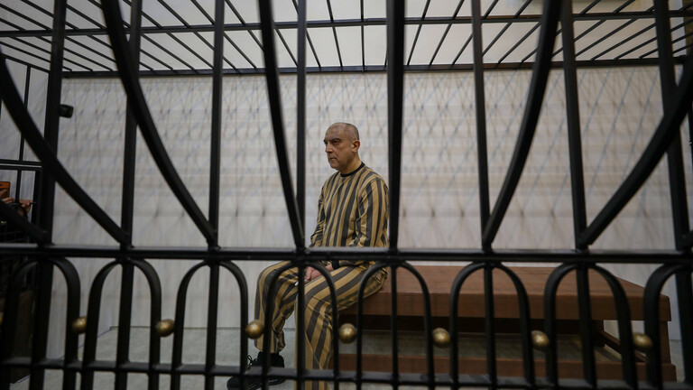 Atef Najib begins hinter Gittern in einem Gerichtsaal in Damaskus
