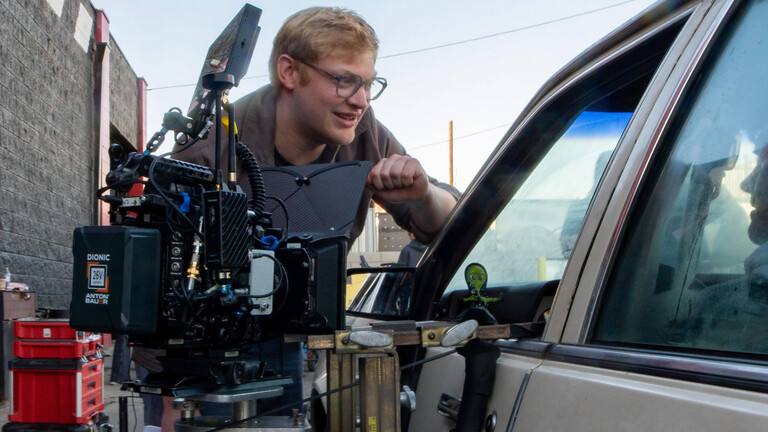 Director Curry Barker am Filmset von OBSESSION