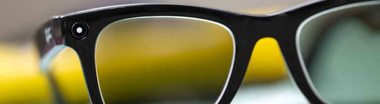 Eine Smart-Glass-Brille mit Kamera im Gestell
