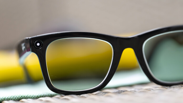 Eine Smart-Glass-Brille mit Kamera im Gestell