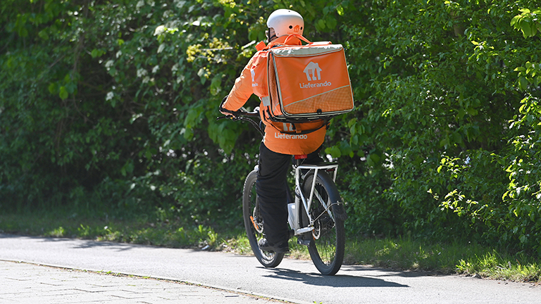 Ein Lieferdienst-Radfahrer