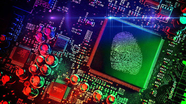 Computerchip mit Fingerabdruck, Symbolfoto Datenschutz und Cybercrime, Fotomontage
