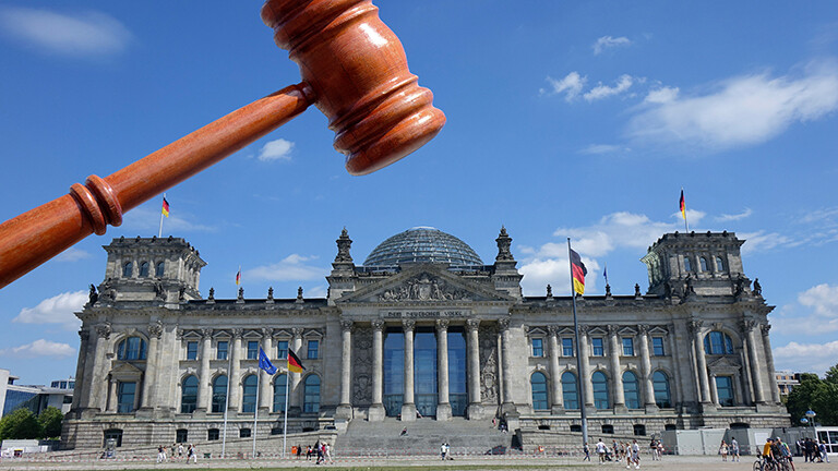 Ein Richterhammer wurde ueber den Reichstag montiert.