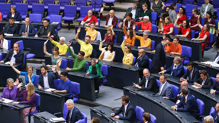 Plenarsitzung im Bundestag - Fraktionen bilden mit ihrer Kleidung zusammen Regenbogenfarben