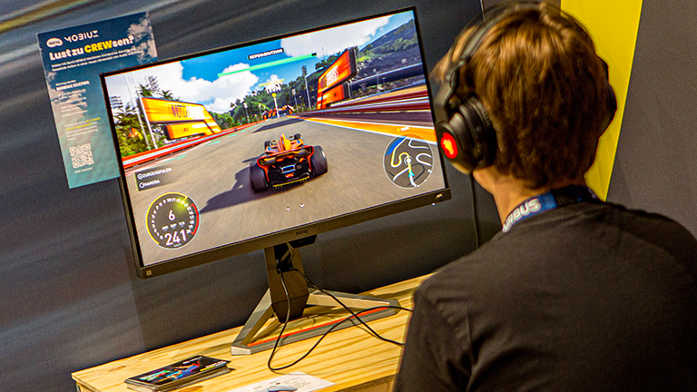 Junge spielt das Videogame The Crew