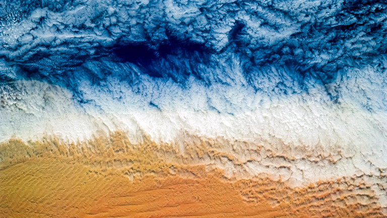 Rotes Meer und eine Nebelbank: Hier trifft namibischer Sand auf das Wasser der See