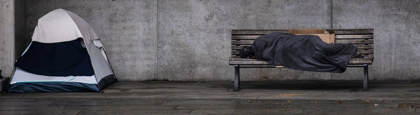 Wie bedingungslose Geldtransfers gegen Obdachlosigkeit helfen