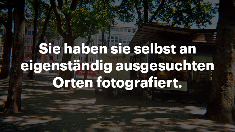 Schrift: Sie haben sie selbst an eigenständig ausgesuchten Orten fotografiert.