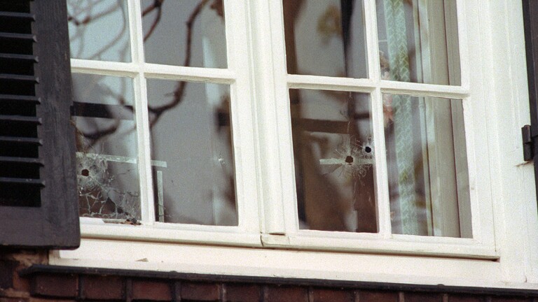 Blick auf die Einschusslöcher in dem Fenster, durch das Rohwedder erschossen wurde