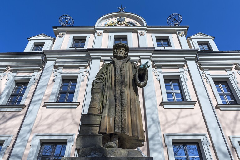 Statue des Philosophen Melanchthon, 1497-1560, vor dem Melanchthon-Gymnasium in Nürnberg