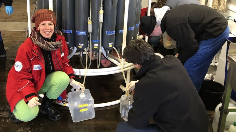 Foto der Forscherin Marlis Reich bei ihrer Arbeit auf dem Forschungsschiff Polarstern (2024).