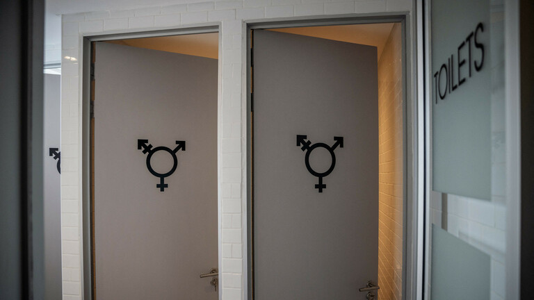 Produktbild von Desuibao Toilettenschild Für Alle Geschlechter, Zum Abziehen Und