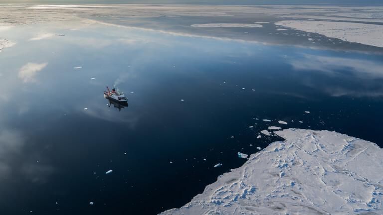 Das Forschungsschiff Polarstern während seiner ArcWatch-Expedition 2025 im Arktischen Ozean
