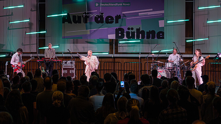Die Musikerin Alli Neumann performt beim "Auf der Bühne"-Konzert von Deutschlandfunk Nova am 14. September 2025 im Kammermusiksaal des Deutschlandradios in Köln.