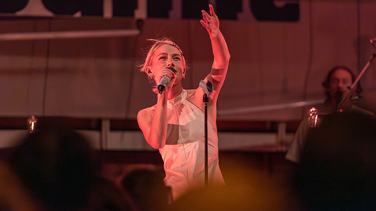 Die Musikerin Alli Neumann performt beim "Auf der Bühne"-Konzert von Deutschlandfunk Nova am 14. September 2025 im Kammermusiksaal des Deutschlandradios in Köln.