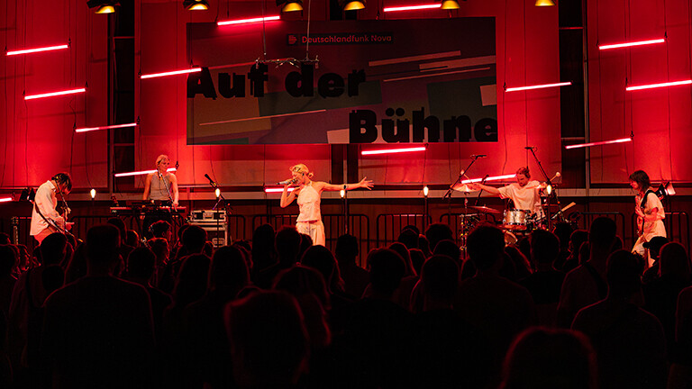 Die Musikerin Alli Neumann performt beim "Auf der Bühne"-Konzert von Deutschlandfunk Nova am 14. September 2025 im Kammermusiksaal des Deutschlandradios in Köln.