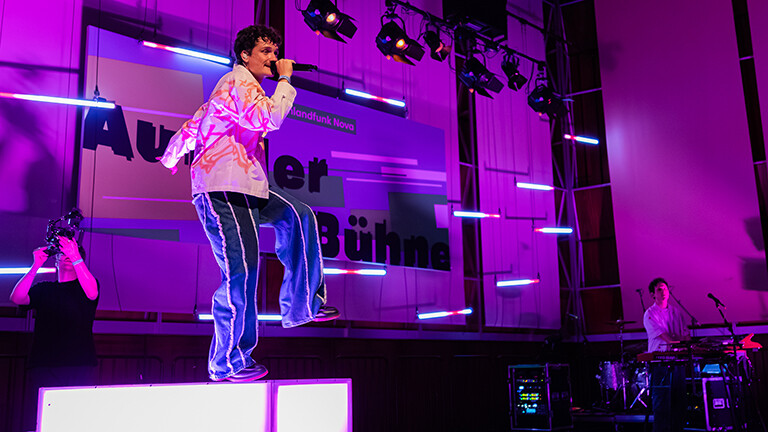 Der Musiker PaulWetz performt beim "Auf der Bühne"-Konzert von Deutschlandfunk Nova am 14. September 2025 im Kammermusiksaal des Deutschlandradios in Köln.