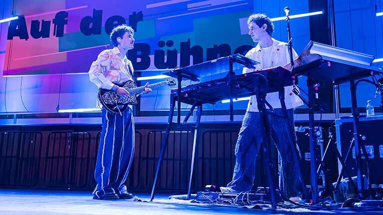 Der Musiker PaulWetz performt beim "Auf der Bühne"-Konzert von Deutschlandfunk Nova am 14. September 2025 im Kammermusiksaal des Deutschlandradios in Köln.