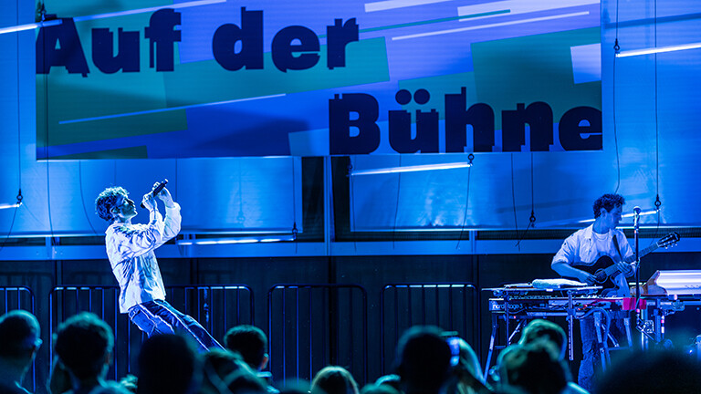 Der Musiker PaulWetz performt beim "Auf der Bühne"-Konzert von Deutschlandfunk Nova am 14. September 2025 im Kammermusiksaal des Deutschlandradios in Köln.