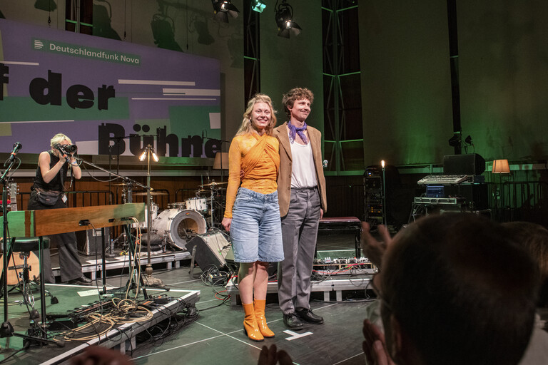 Die Musikerin CATT auf der Bühne des Kammermusiksaals im Dlf-Funkhaus