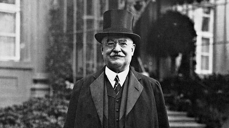 Schwarz-weiß-Portrait von Carl Duisberg aus dem Jahr 1927. Er trägt einen Zylinder.