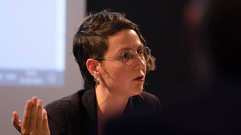 Jule Govrin bei einer Lesung und Diskussion zum Thema Degrowth Postwachstum, sie spricht.