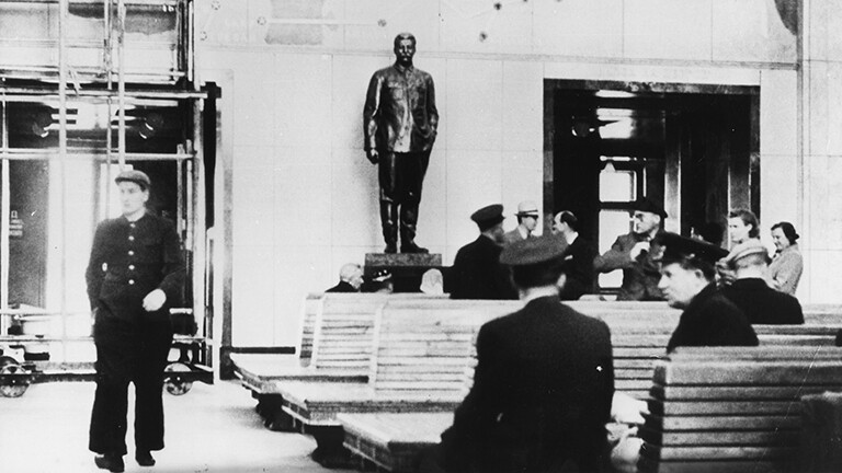 Archivfoto in schwarz-weiß: Die Stalin-Statue im Wartesaal des Moskauer Flughafens im Februar 1956.