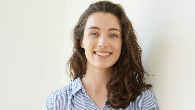 Suzan Wolf blickt in die Kamera