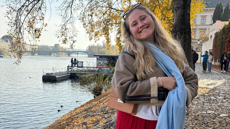 Protagonistin Saskia - eine junge Frau an einer Uferpromenade