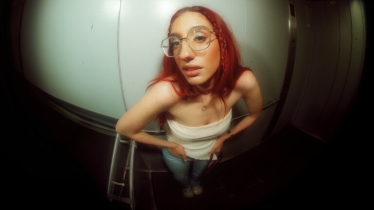 Ein Foto der Protagonistin im Fisheye-Stil