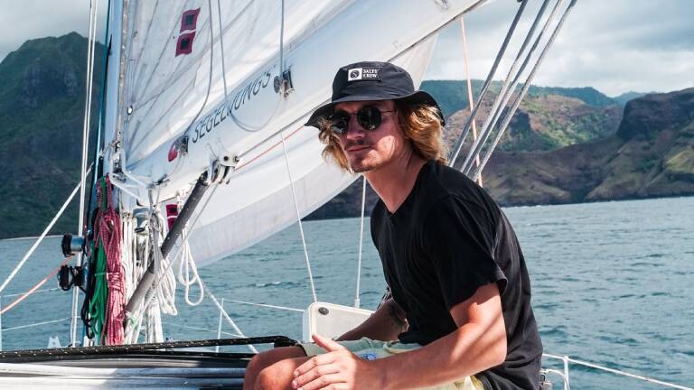 Vincent Goymann sitzt auf einem Segelboot