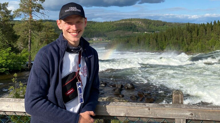 Eine Person namens Daniel vor einer malerischen Landschaft