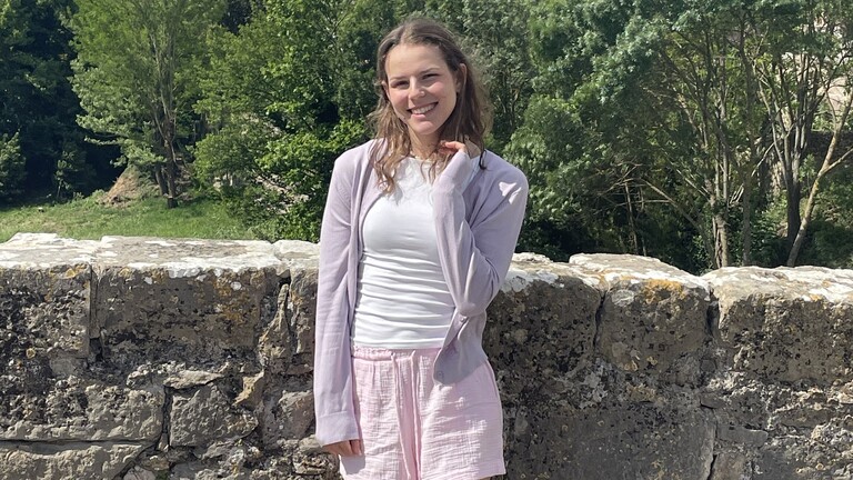 Jana, junge Fraz vor malerischem landschaftlichem Hintergrund
