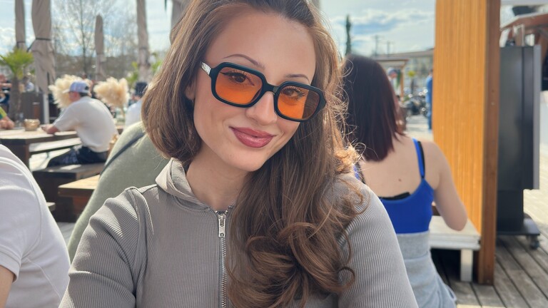 Raphaella, eine junge Frau mit Sonnenbrille