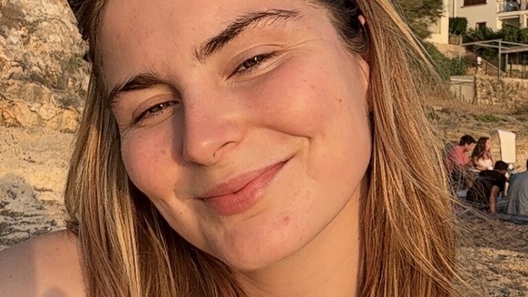 Eine junge Frau namens Nina ist nach Mallorca ausgewandert und lebt am Meer
