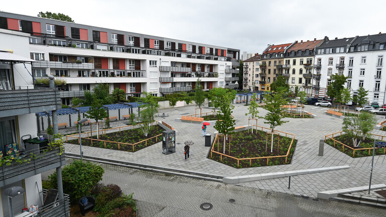 Ein Platz mit Bäumen und Beeten