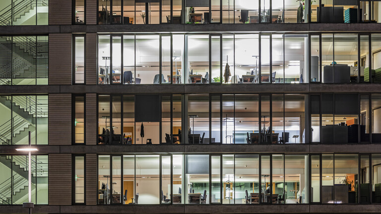 Blick in ein Bürogebäude mit leeren Büros
