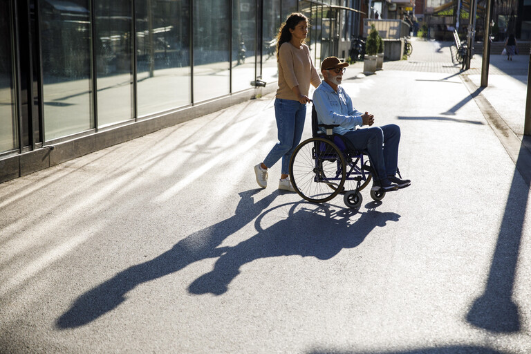 Jung-belastet-unsichtbar-Was-brauchen-pflegende-Angeh-rige-