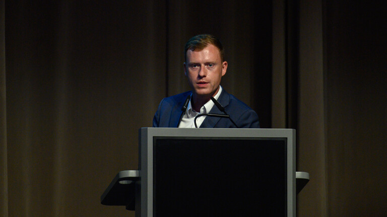 Bundestagsabgeordneter Jan Wenzel Schmidt (AfD) aus Sachsen-Anhalt, spricht auf dem Parteitag zu den Delegierten.