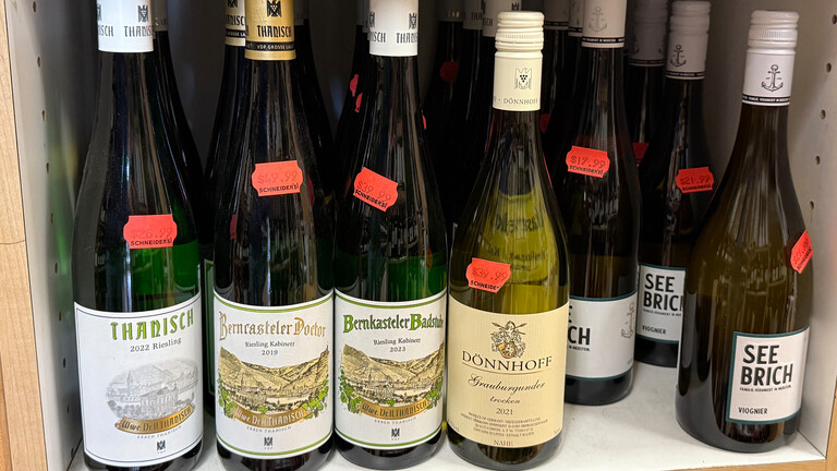 Deutscher Wein mit Dollar-Preisschild in einem Regal